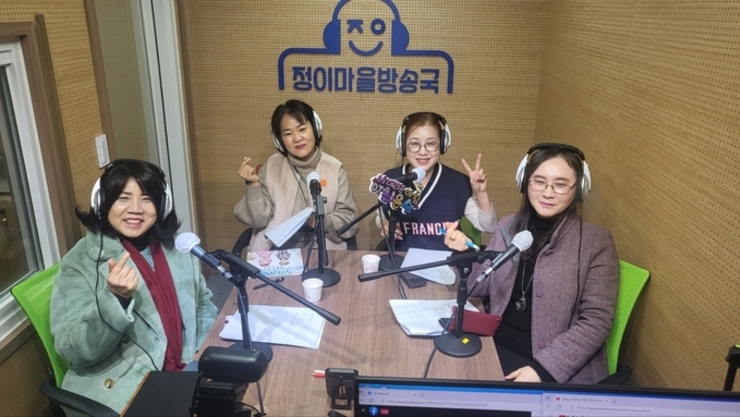 ‘별다방한국문학연구소’ 임원들, 새해 첫 방송 타다