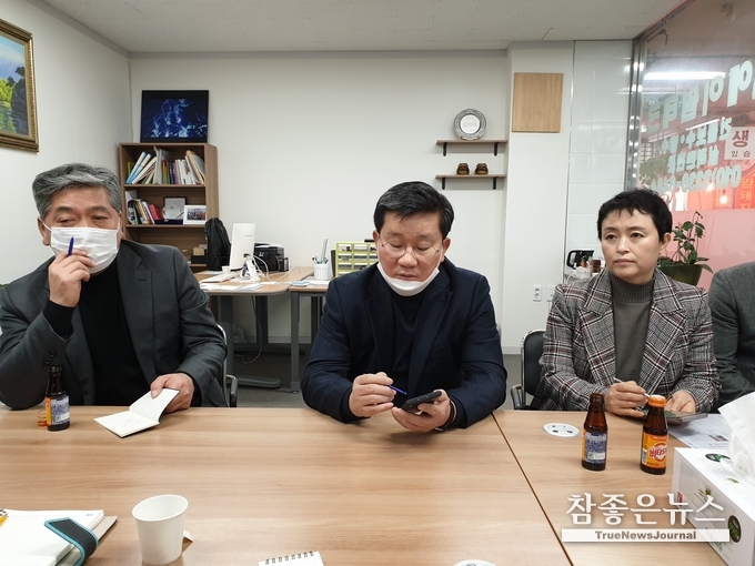 질문 내용을 기록하고 있는 전해철 국회의원(사진 왼쪽부터 송한준 경기도의회 의장, 전해철 국회의원, 천영미 경기도의회 제1교육위원장)