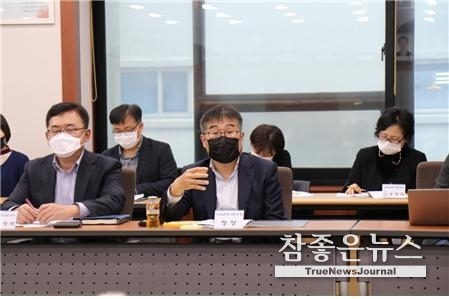 정복영 수도권대기환경청장은 19일 오전, 환경전문기자단 간담회에서 기자들의 질문에 답변하고 있다.(사진=수도권대기환경청 제공)