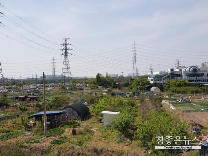 신길온천역과 주변의 현재 모습.<br>
1998년 안산시는 수자원공사로부터 온천개발을 전제로 한 63블록을 매입했으나 2006년 5월 18일 국민임대주택 예정지구로 지정되고 2차(2013년 12월 31일), 3차(2014년 6월 30일)로 사업이 연장되고 이후 사업지구 해지로 신길온천역 주변은 주말농장과 대형 화물차 주차장으로 변했다. 주민들은 수십 년 동안 병원, 학원 등등 변변한 편의시설도 없이 살아오면서 불만의 골이 깊어졌다.