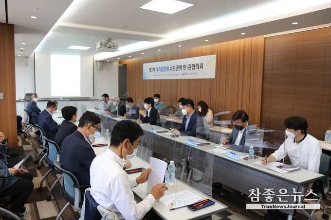 안세창 수도권대기환경청장은 5월 18일 서울시 종로구 소재 ‘버텍스코리아 버텍스홀’에서 화학물질 제조업, 식품업 등 총량관리사업장과 현장의 애로사항 및 제도개선 방안에 대해 논의 하였다(사진=수도권대기환경청 제공)