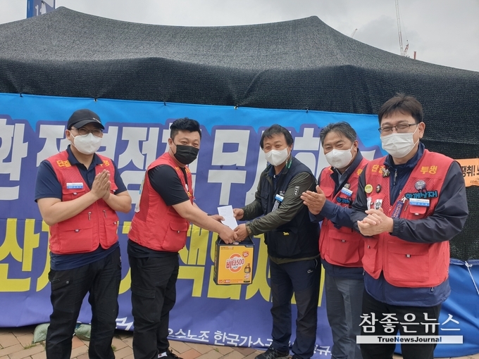 시진 왼쪽부터 서울지회 김일남 지회장, 한국가스공사비정규지부 김동현 부지부장, 이준형 본부장, 평택지회 유동수 지회장, 경기지회 김근용 지회장