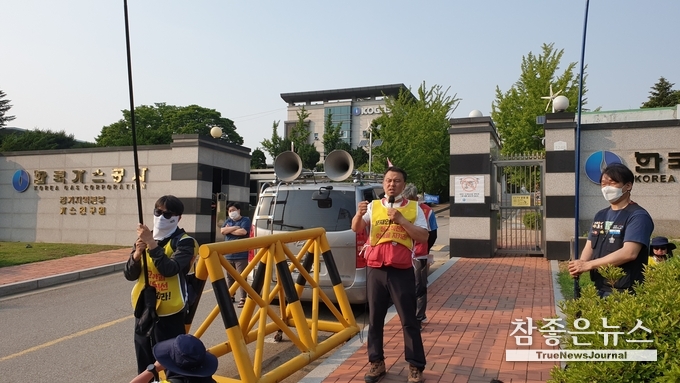  한국가스공사 경기지역본부 앞에서 발언하고 있는 홍종표 지부장.<br>
"가스공사가 정규직 전환의 협의를 결렬 상태로 만들었기 때문에 가족을 뒤로하고 노숙을 하며 걸어서 청와대로 갈 수 밖에 없다"