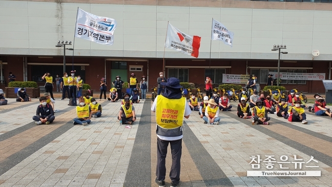 안산시 상록수역 소녀상 앞 기자회견.<br>
공공운수노조 윤정일 부위원장, 민주노총 안산지부 양성습 의장, 공공운수노조 경기본부 한상각 사무처장, 정의당 안산시위원회 김병철 위원장이 참여해 힘을 실어 주었다.