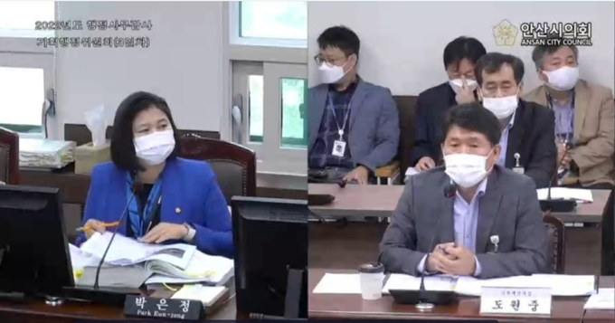 기획경제실에 대한 행정사무감사를 하고 있는 박은정 의원(사진 왼쪽)