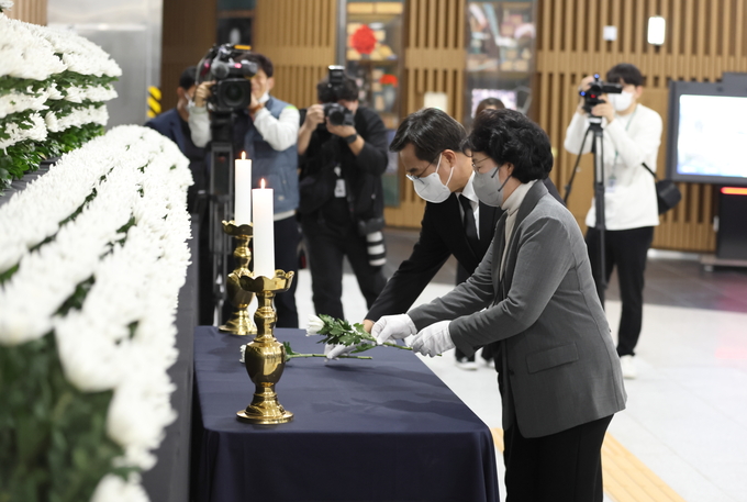 지난 31일 오후 6시 부인 정우영 여사와 함께 광교 청사 1층에 차려진 합동분향소에서 희생자들을 조문하고 있는 김동연 도지사