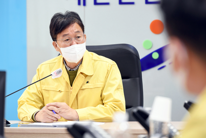 지난 30일 ‘이태원 핼러윈 참사’와 관련해 긴급 상황판단회의를 주재하고 있는 안산시 이민근 시장.