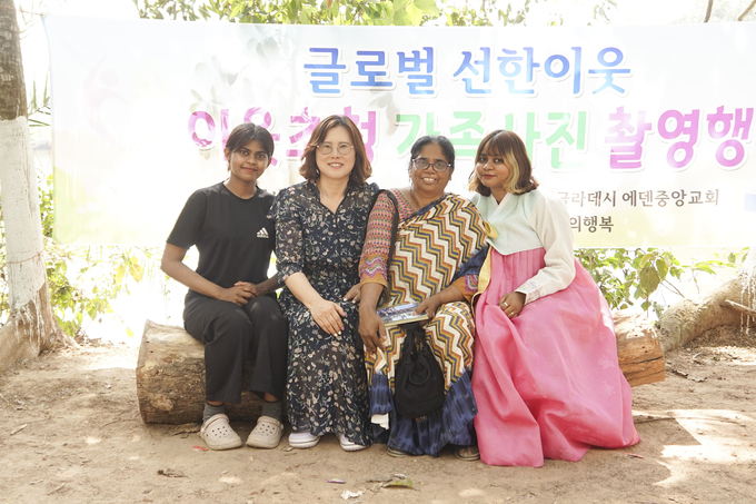 강희숙 전문기자와 현지인. “그들에게 기억되는 것은 글로벌선한이웃이 아니라 바로 ‘코리아’라는 우리나라 일 것입니다.”