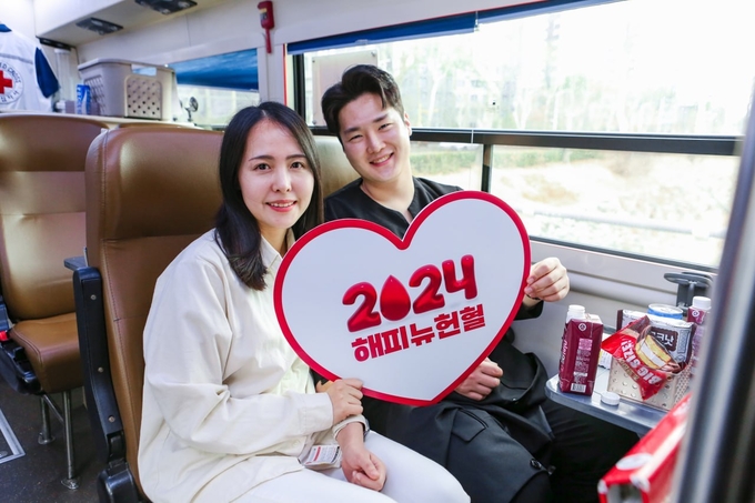 '해피 뉴 헌혈' 헌혈 버스 행사에 참여한 위아원 회원들이 헌혈을 하고 기념촬영을 했다.