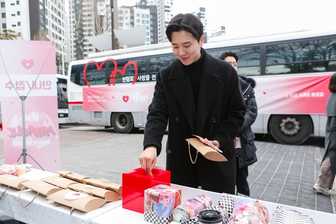 위아원 청년자원봉사단 이현승 대표가 헌혈을 마친 후 헌혈증을 기부하고 있다.