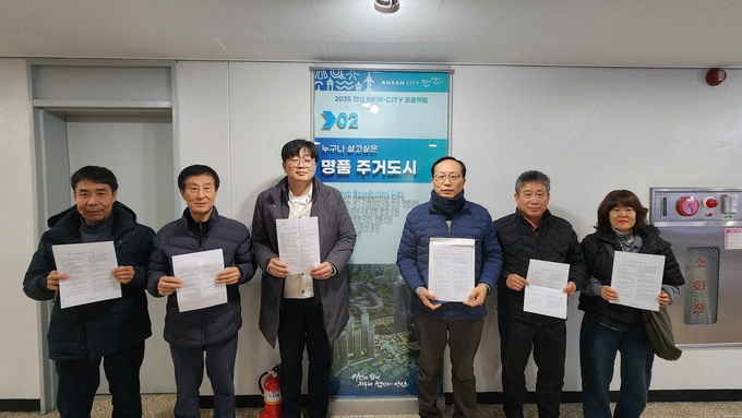 사진 왼쪽부터 협의회 총무 황춘규, 단원셔틀나눔회 회장 이봉호, 안산시 동경달 비서실장, 안산학원버스연합회장 임신호 회장(전 협의회 위원장), 안산학원버스연합회장 유관혁 전 회장, 안산학원버스연합회장 정인숙 총무이사.