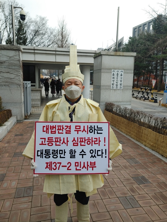<strong>항소심 재판부의 증인신청 불허에 항의 하는 정용성 피해자.</strong><br>
“피해자들이 인권의 최후 보루인 법원에서 지금까지 잘못된 판단을 바로잡기 위한 마지막 기회로서 황00가 법정에서 증언할 기회만을 고대하고 있다는 간절한 마음을 부디 너그럽게 살피시어, 황00에 대한 증인신문 기회를 허락해주실 것을 간청 드리겠습니다”