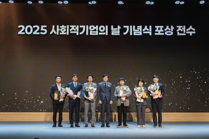 디에스클린 김재만 대표가 지난 7월 1일 과학기술컨벤션센터에서 개최된 ‘2025 사회적기업의 날’ 기념식에서 장관 표창을 받았다(사진 왼쪽에서 두 번째)