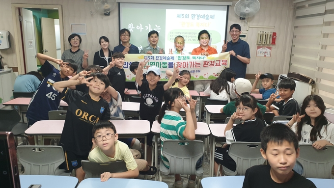 그루터기지역아동센터(8월 6일, 사진 왼쪽부터 이혜림 협의회장, 손은혜 시설장, 경봉환경 김대진 대표, 호성개발 김윤석 대표, 유성춘 회장, 한갑수 시의원, 원요한 사무국장)