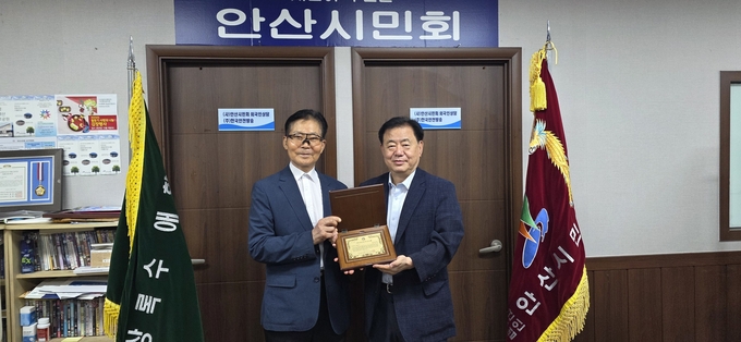 사진 왼쪽부터 수상자 최완길 카이로프랙터와 안산시민회 이병걸 회장