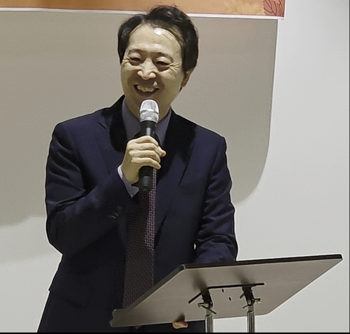 <strong>우리좋은교회 김강현 담임목사</strong><br>
“제가 작년 11월부터 부임해서 사역을 하고 있습니다.<br>
어떻게 교회의 사명을 감당할까 기도하고 고민하고 있는데 어느 날 하나님이 선물을 주셨어요. 우리 백야 선생님을 교회로 보내셨습니다. 그냥 동네에 사시는 분이신가 보다 이렇게 생각만 했죠. 그런데 교재를 해보니까 세상에 40년 동안 변함없이 흘려보내는 삶을 순수하게 사셨다는 걸 듣고 너무 감동이 됐습니다. 잠깐씩 할 수 있지만 지속적으로 쉬지 않고 봉사를 하신다는 게 저에게 큰 도전이 됐습니다. ‘우리 시대에 어른이 없다’ 이런 말을 많이 하는데 ‘이 시대에 정말 존경받을 만한 어른이시구나’ 그런 생각을 했습니다.”