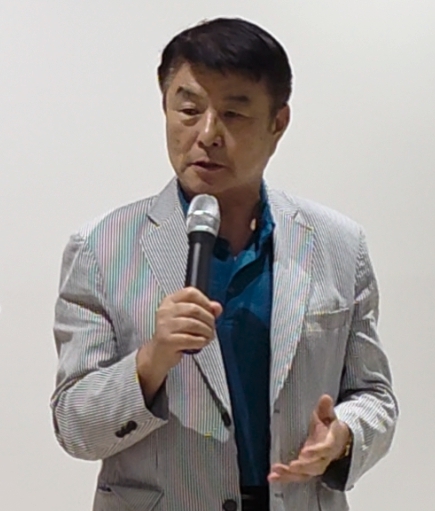 <strong>한반도 평화봉사단 정권진 회장</strong><br>
“한반도 평화봉사단 2대 회장 정권진입니다.<br>
오늘 제가 신 작가님 겸 우리 전임 회장님이시기도 하신데 감명 깊게 읽은 책은 신 작가님의 ‘나랏님은 배요 백성은 물이다’하는 책입니다. 꼭 읽으시고 우리 시대에 이런 분들이 많이 나오시길 바랍니다. 그리고 두 번째는 여기 암 환자들 계신다고 하시는데 여러분 집안이나 가까이 암 환자가 꼭 있습니다. 암 환자는 돌봐줄 곳이 많지만 환자한테 정신적으로 물질적으로 잘 해 드려 이길 수 있도록 도와야 합니다. 세 번째는 우리좋은교회 목사님이 젊은 학생들을 4층, 7층에 거주하게 하시는 것을 보고 놀랐습니다. 힘드시겠지만 좋은 일 하시는데 우리 신 작가님과 한반도 평화봉사단이 도와드리면 좋겠습니다.”