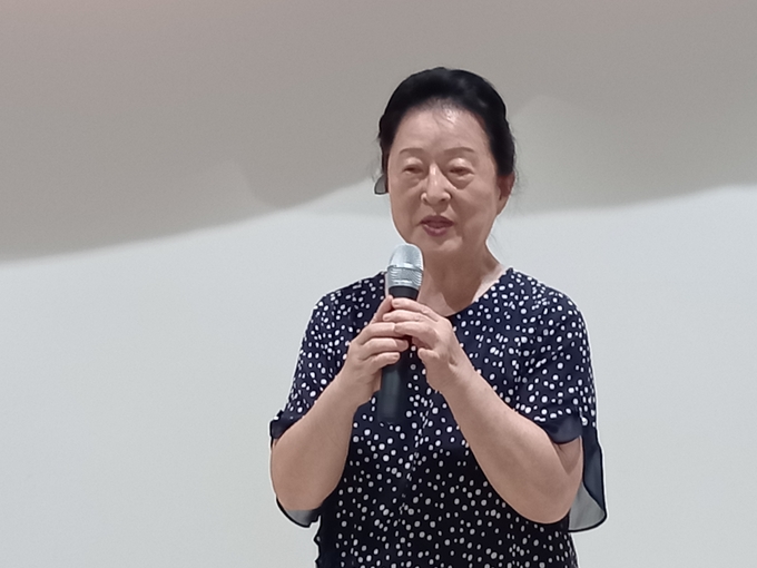 <strong>임견자 전 국회방송 회장</strong><br>
“우리 신 작가님은 작가이시기 전에 한반도 평화봉사단에서 사십 년 동안 봉사를 하셨습니다. 한 번도 화내는 모습을 본 적이 없어요. 말이 40년이지 대단하신 겁니다. 참 존경합니다”