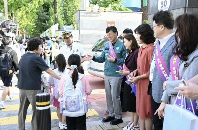 이민근 안산시장이 중앙초등학교 앞에서 ‘스쿨존 어린이 교통안전 캠페인’을 진행하고 있다.