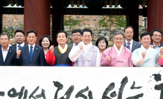 김영록 전라남도지사가 21일 여수 진남관에서 열린 ‘여수 진남관 해체복원 기념식’에 참석해 주요 내빈과 기념촬영을 하고 있다.