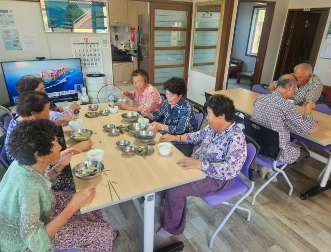 거제시, 240개 경로당에 테이블·의자 대대적 지원