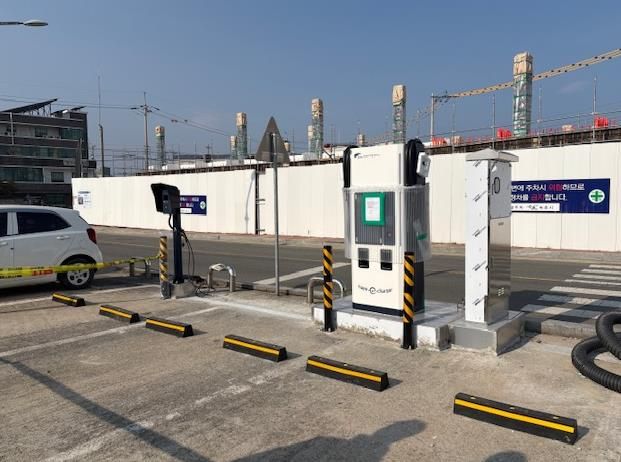 지상 설치된 전기충전시설 사진