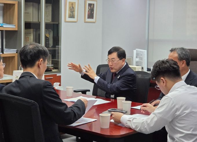 주낙영 경주시장이 4일 국회를 방문해 예결위 한병도 위원장을 비롯한 7명의 의원들을 차례로 만나 내년도 국비 지원을 요청하고 있다