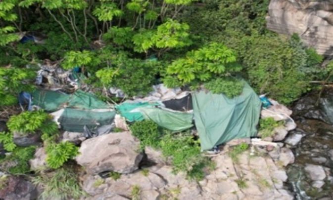 올레7코스 인근 해안절벽 불법 움막