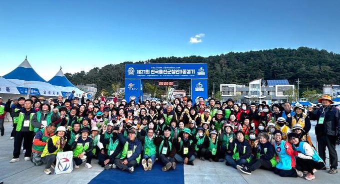 종합자원봉사센터 후포요트경기장과 해안도로 일원에서 열린‘제21회 전국 울진 트라이애슬론 대회’에서 130여 명의 자원봉사자들이 참여했