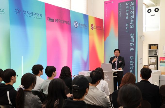 박강수 마포구청장이 청년들에게 응원의 말을 전하고 있다.