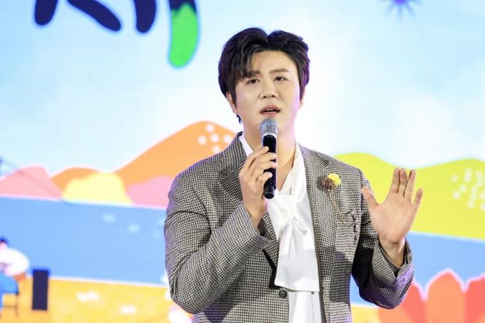 창원시 트롯천재 진해성, 해군장병지원사업에 500만 원 기부