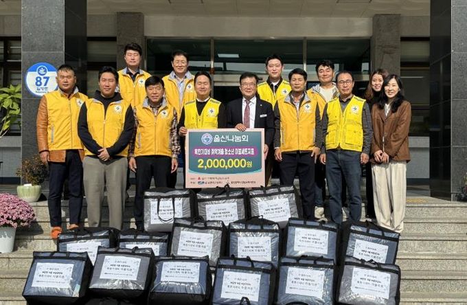 강남교육지원청 박봉국 행정지원국장(오른쪽)이 7일 울산 나눔회에서 200만 원 상당의 물품을 지원받고 기념사진을 찍고있다