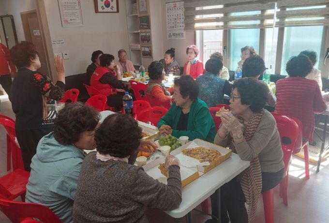 부산 중구 무한리필봉사단, 어르신께 사랑의 피자 식사 대접