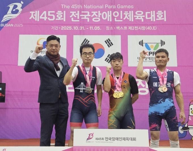 역도 신동민 선수(왼쪽에서 세번째) 기념촬영