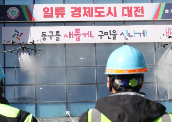 드론을 활용해 강력한 수압으로 동구청사 외벽을 청소하고 있다