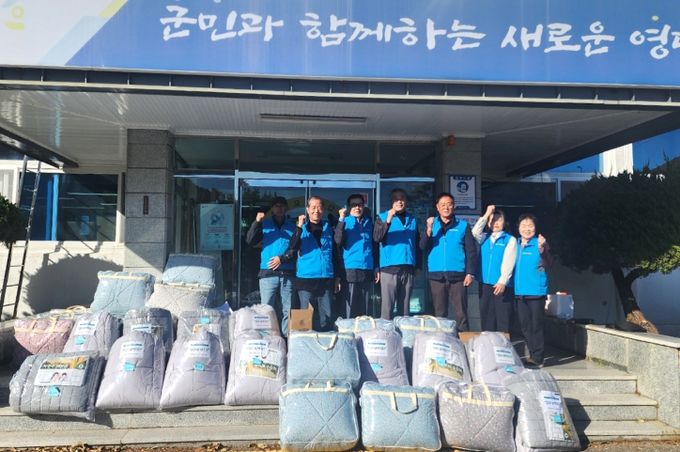 달산면지역사회보장협의체 위원들이 사랑의 새 이불 지원 사업을 펼치고 있다.