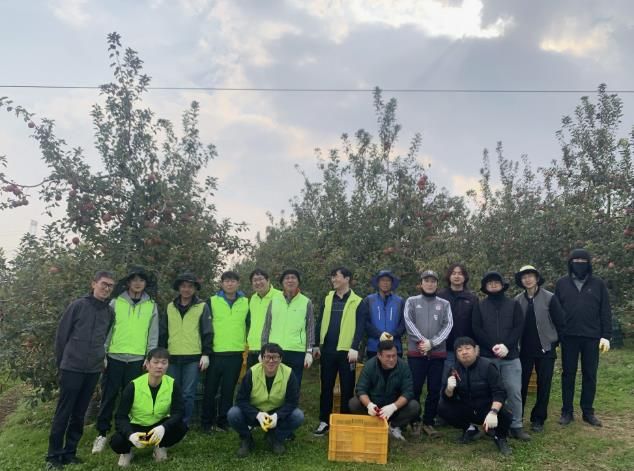 예산군 수도과 직원들의 농촌 일손돕기 활동 모습