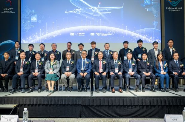 지난 14일 인천 그랜드하얏트 호텔에서 진행된 ‘제34회 항행안전시설 국제 세미나’에서 인천국제공항공사 이학재 사장(사진 앞줄 왼쪽에서 일곱 번째), 국토교통부 항공안전정책관(사진 앞줄 왼쪽에서 여섯 번째)을 비롯한 참석자들이 기념촬영을 하고 있다.