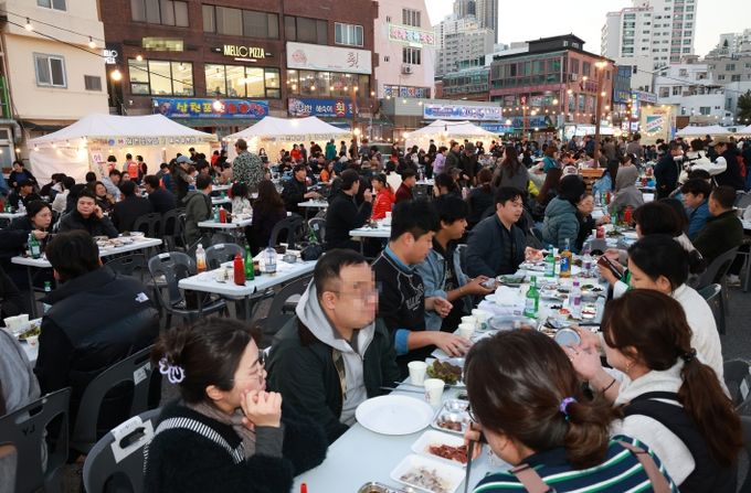 울산 동구 방어진회축제추진위원회(위원장 박문옥)는 15일 방어진활어센터 주차장에서 방어진 회 축제를 개최하고 김종훈 동구청장 및 내빈과 지역 주민들이 참석해 방어 해체쇼 및 활어회 장터 등을 운영했다.