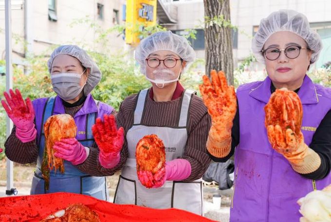 이순희 강북구청장(가운데)이 지난 13일 강북구청 광장에서 진행된 ‘다문화가정 김장 나눔’행사에 참석해 직접 담근 김치를 들고 기념사진을 찍고 있다.