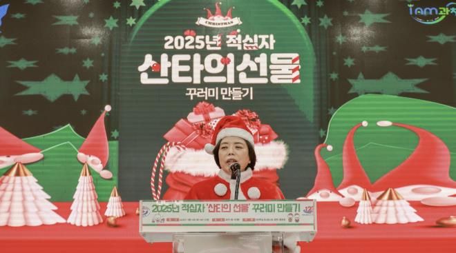 타의 선물 꾸러미 전달식에서 신계용 과천시장이 인사말을 하고 있다