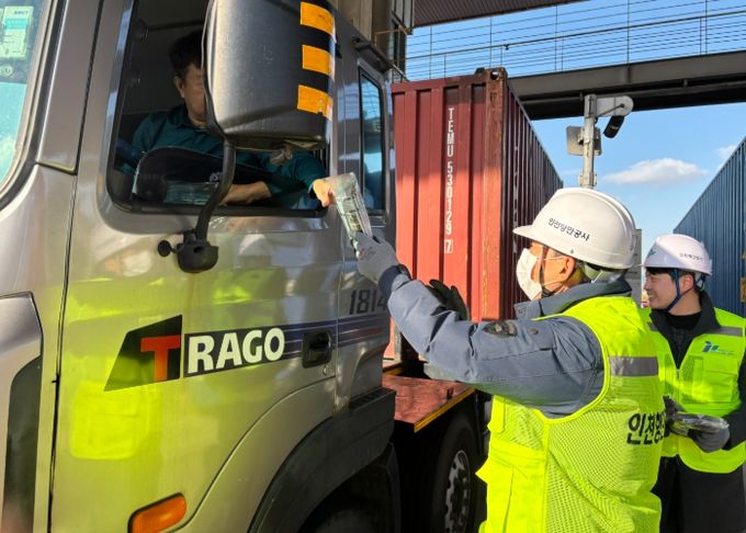 인천항만공사 김상기 운영부사장이 선광신컨테이너터미널 앞에서 화물차 기사에게 안전장갑을 전달하고 있다 / 사진제공 = 인천항만공사