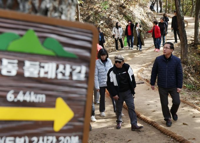 박희조 동구청장이 17일 성동산 맨발길을 주민들과 함께 걸으며 현장을 점검하고 있다