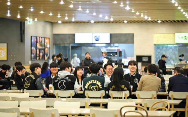 김민석 국무총리가 17일 '천원의 아침밥'을 제공하는 종로구 성균관대학교 은행골식당을 방문, 학생들과 대화를 하며 식사를 하고 있다.