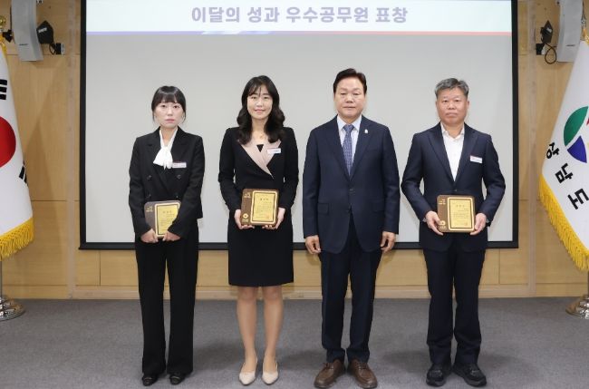 우수공무원시상-왼쪽부터노지선주무관,이영미주무관,김동환사무관