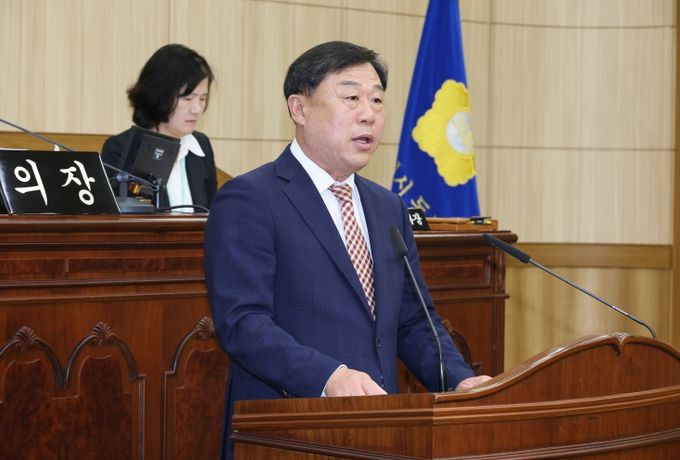 김종훈 울산동구청장은 17일 동구의회 의사당에서 가진 제232회 동구의회 제2차 정례회에서 2026년도 예산안 제출에 즈음한 시정연설을 하고 있다.