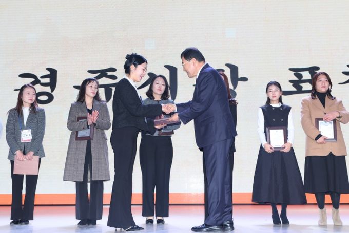 주낙영 경주시장이 15일 경주월드에서 열린 '2025 어린이집 한마음 큰잔치'에서 참석자들에게 격려의 메시지를 전하고 있다