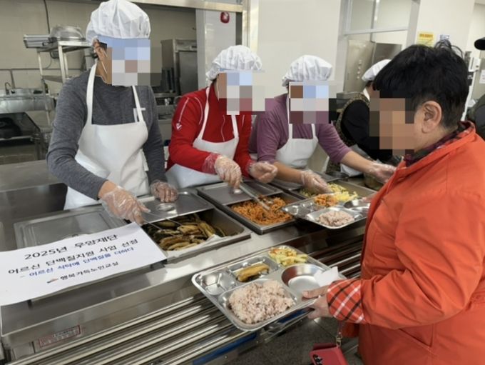 저소득 어르신 대상 영양가득 ‘고등어 한 끼’ 제공