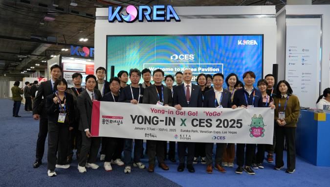 지난해 1월 7일 미국 라스베이거스에서 열린 CES 2025 용인시 단체관에서 이상일 시장과 용인 기업 관계자들이 기념 촬영을 하는 모습