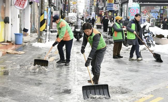 조용익 부천시장이 지난해 부천역 마루광장을 찾아 폭설 대응 상황을 점검한 뒤 제설작업에 동참했다.